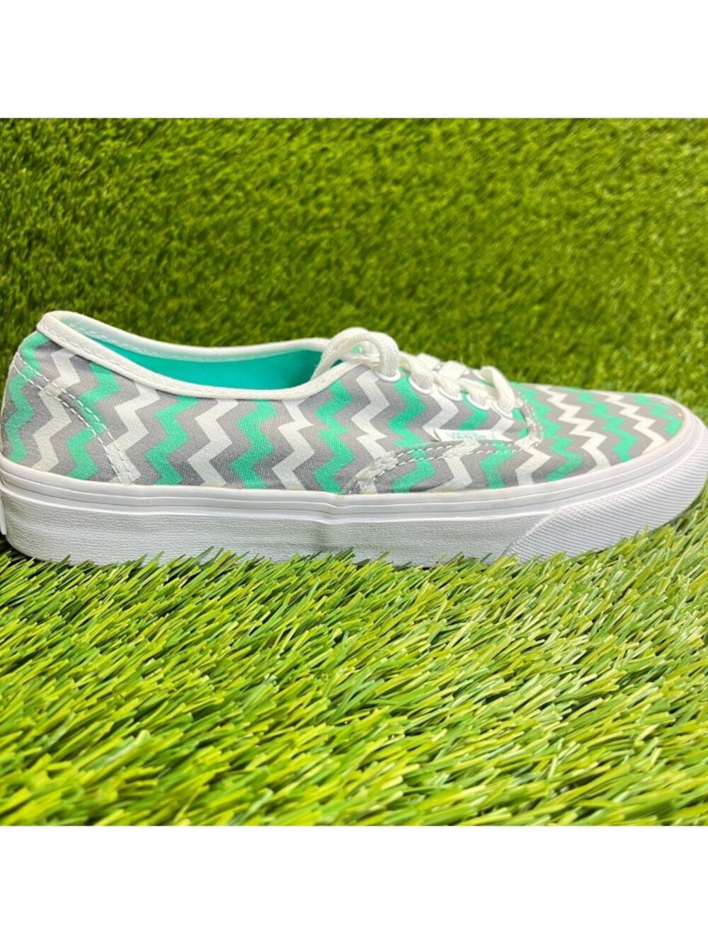 Vans Authentic Low Womens Size 7.5 Green White Gum Athletic Skate Shoes Sneakers